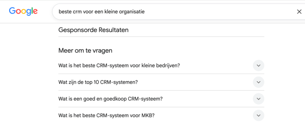 Alt-tekst: Google zoekresultaten met het Meer om te vragen-blok voor relevante CRM subvragen.